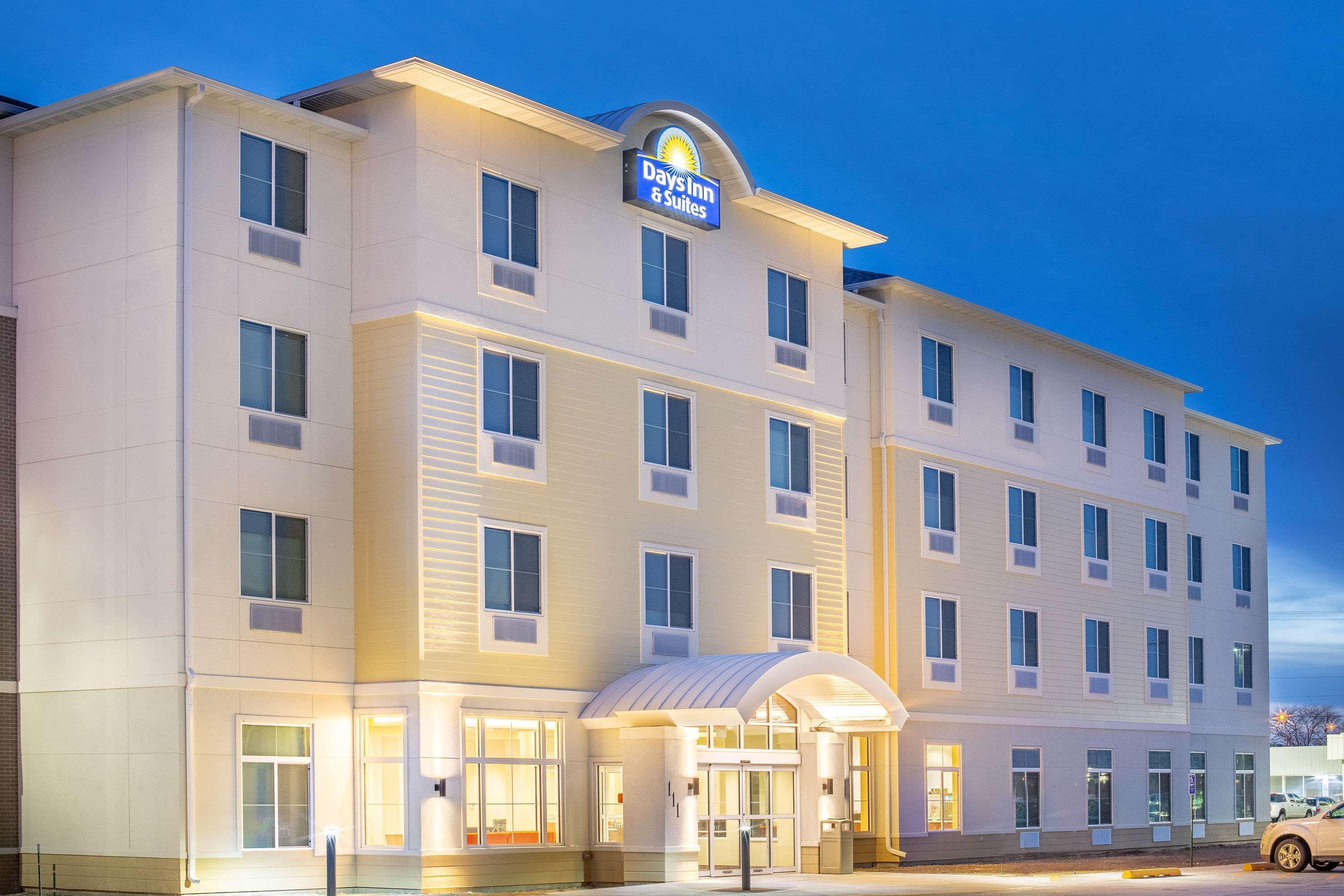 Days Inn & Suites By Wyndham Kearney Ne Esterno foto